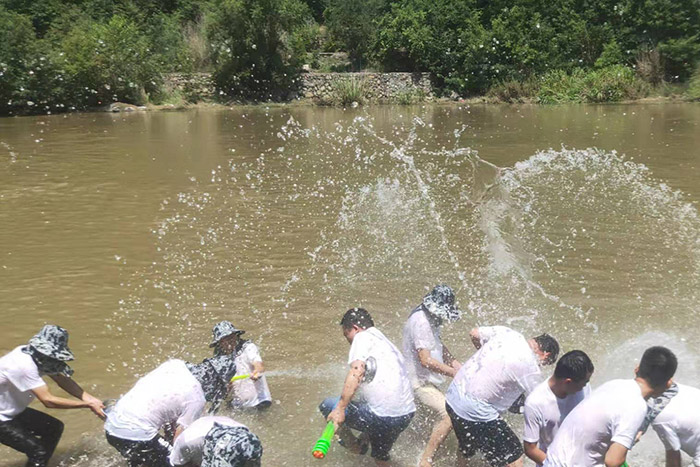 员工欢乐打水仗